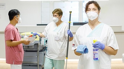 Reinigungs-Team im Flur einer Krankenhausstation
